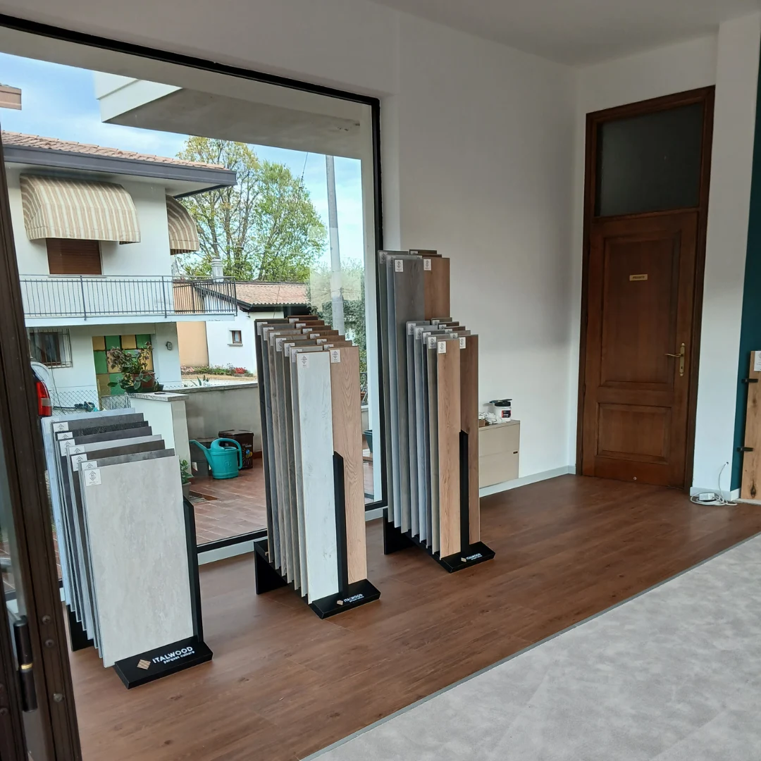 Campioni di pavimenti SPC nello showroom